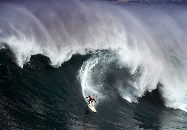 Kelly Slater, Waimea Bay, HI, Dec 8, 09/Michael Goulding, AP, The Orange County Register, The Commercial Appeal