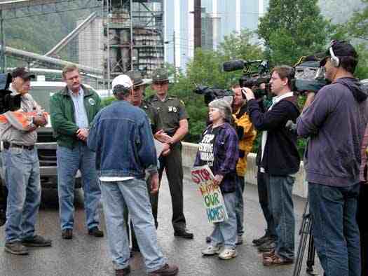 Judy Bonds & Bo Webb (back to camera) of CRMW try to deliver list of demands to Massey officials during march & rally at Massey’s Goals Coal processing plant, Sundial, WVa, May 24, 2005/Vivian Stockman, OHVEC, ohvec.org Judy Bonds & Bo Webb (back to camera) of CRMW try to deliver list of demands to Massey officials during march & rally at Massey’s Goals Coal processing plant, Sundial, WVa, May 24, 2005/Vivian Stockman, OHVEC, ohvec.org