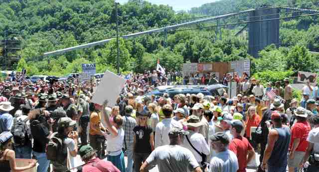 Pro & anti-MTR crowds meet at Massey’s Goals Coal processing plant during anti-MTR march & ralley, Sundial, WVA, June 23, 09/Chris Dorst, The Charleston Gazette, blogs.wvgazette.com Pro & anti-MTR crowds meet at Massey’s Goals Coal processing plant during anti-MTR march & ralley, Sundial, WVA, June 23, 09/Chris Dorst, The Charleston Gazette, blogs.wvgazette.com