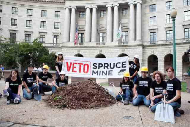 Activists dump coal waste at EPA headquarters, Washington, DC, Sept 13, 2010/Yassine El Mansouri, Rainforest Action Network, flickr.com Activists dump coal waste at EPA headquarters, Washington, DC, Sept 13, 2010/Yassine El Mansouri, Rainforest Action Network, flickr.com