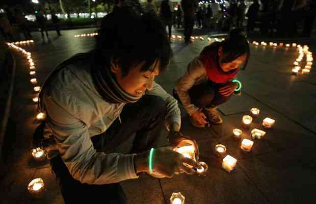 Students light candles in Peace Memorial Park, Hiroshima, Japan, Earth Hour, March 27, 2010/Junko Kimura, Getty, The Vancouver Sun, vancouversun.com