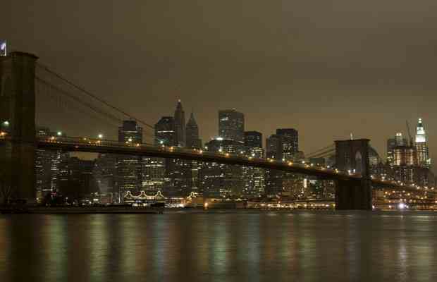 Brooklyn Bridge goes dark during Earth Hour, March 28, 2009/Don Emmert, AFP-Getty Images, The Vancouver Sun, vancouversun.com