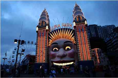 Luna Park, Sydney, Australia, Earth Hour, March 27, 2010/Getty, photoshoptutorials.ws