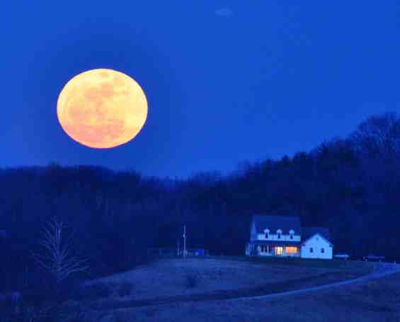 Supermoon, New Philadelphia, PA, March 19, 2011/eggman, flickr.com, buzzfeed.com Supermoon, New Philadelphia, PA, March 19, 2011/eggman, flickr.com, buzzfeed.com