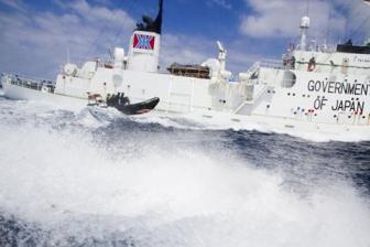 Sea Shepherd launch buzzes Japanese whaling-fleet security ship Shonan Maru 2 near Freemantle, Australia, Jan 18, 2012/Sea Shepherd, Reuters, VOA
