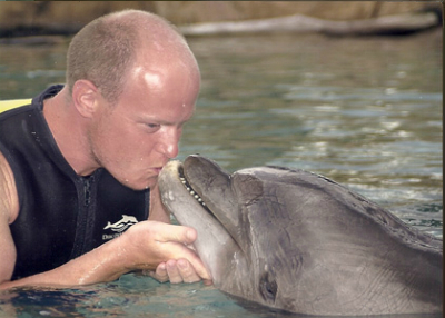 Lester with visitor, Discovery Cove, Orlando, FL, undated/Andrea S., Discovery Cove, discoverycove.com
