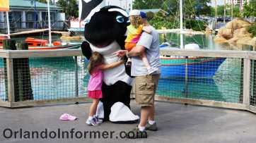 Family meets Shamu, SeaWorld Orlando, March 2011/OrlandoInformer.com