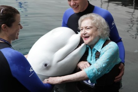 Betty White & Beethoven, Georgia Aquarium, July 21, 2011/Georgia Aquarium, pinterest.com